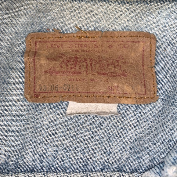 v i n t a g e :: Levis Denim Jacket Distressed Light Wash - Picture 7 of 15